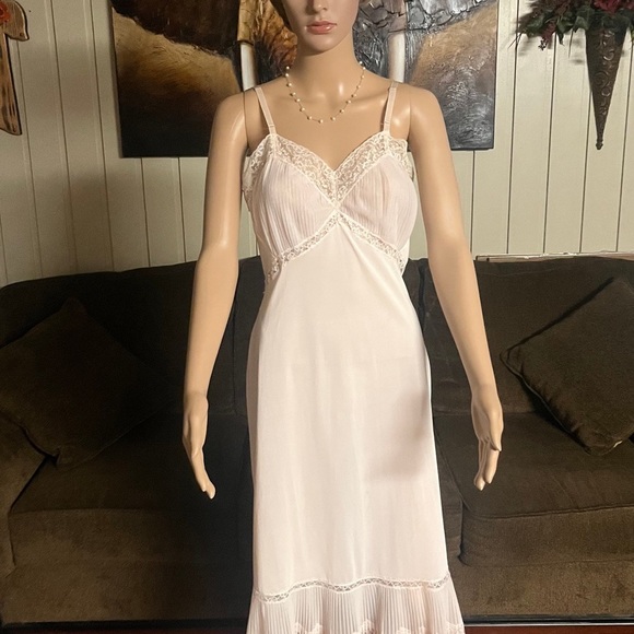 Vanity Fair • Vintage • Size 34 • Medium • Pink • Lace • Ruffle • Slip Nightgown - Picture 9 of 16